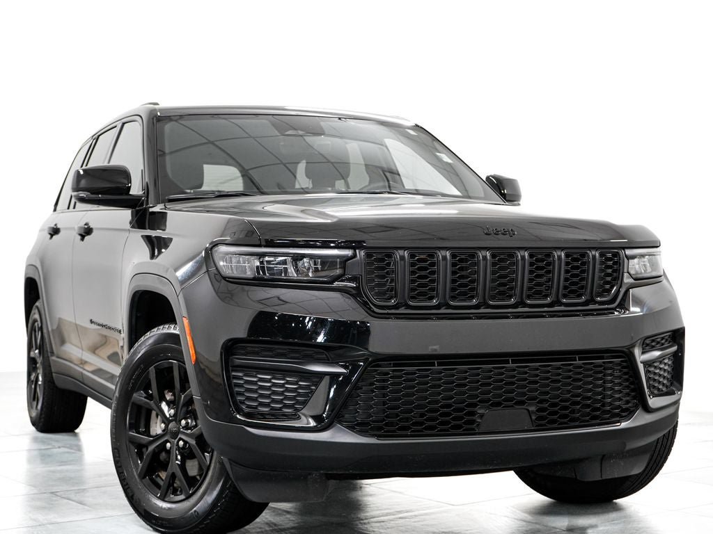 Used 2025 Jeep Grand Cherokee Altitude AWD/4WD image 3