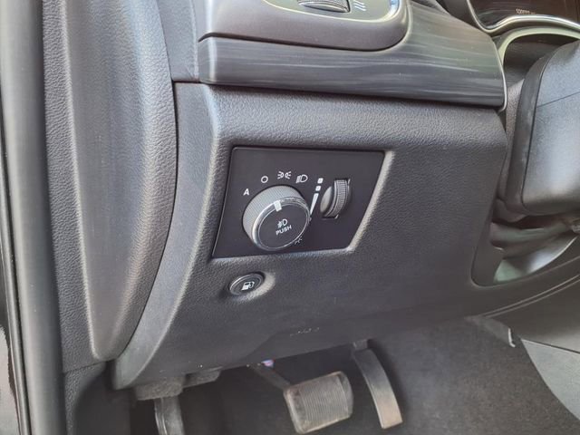 Used 2019 Jeep Grand Cherokee Laredo image 18