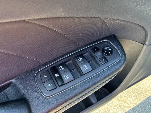 Used 2017 Dodge Charger R/T w/ Blacktop Package RWD image 8