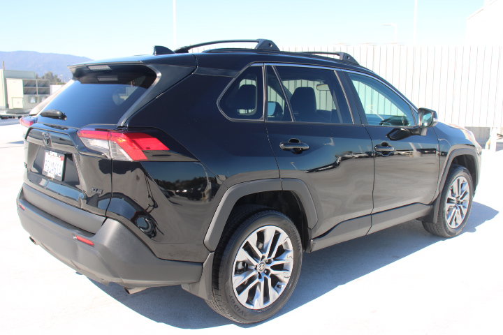 Used 2023 Toyota RAV4 XLE Premium FWD image 3