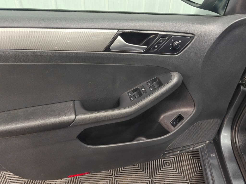 Used 2017 Volkswagen Jetta SE FWD image 36
