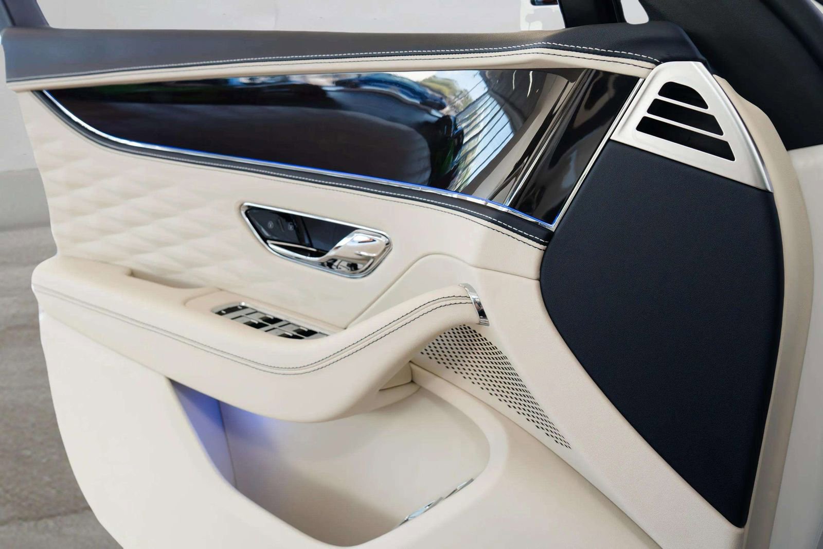 Used 2023 Bentley Flying Spur Azure AWD/4WD image 24
