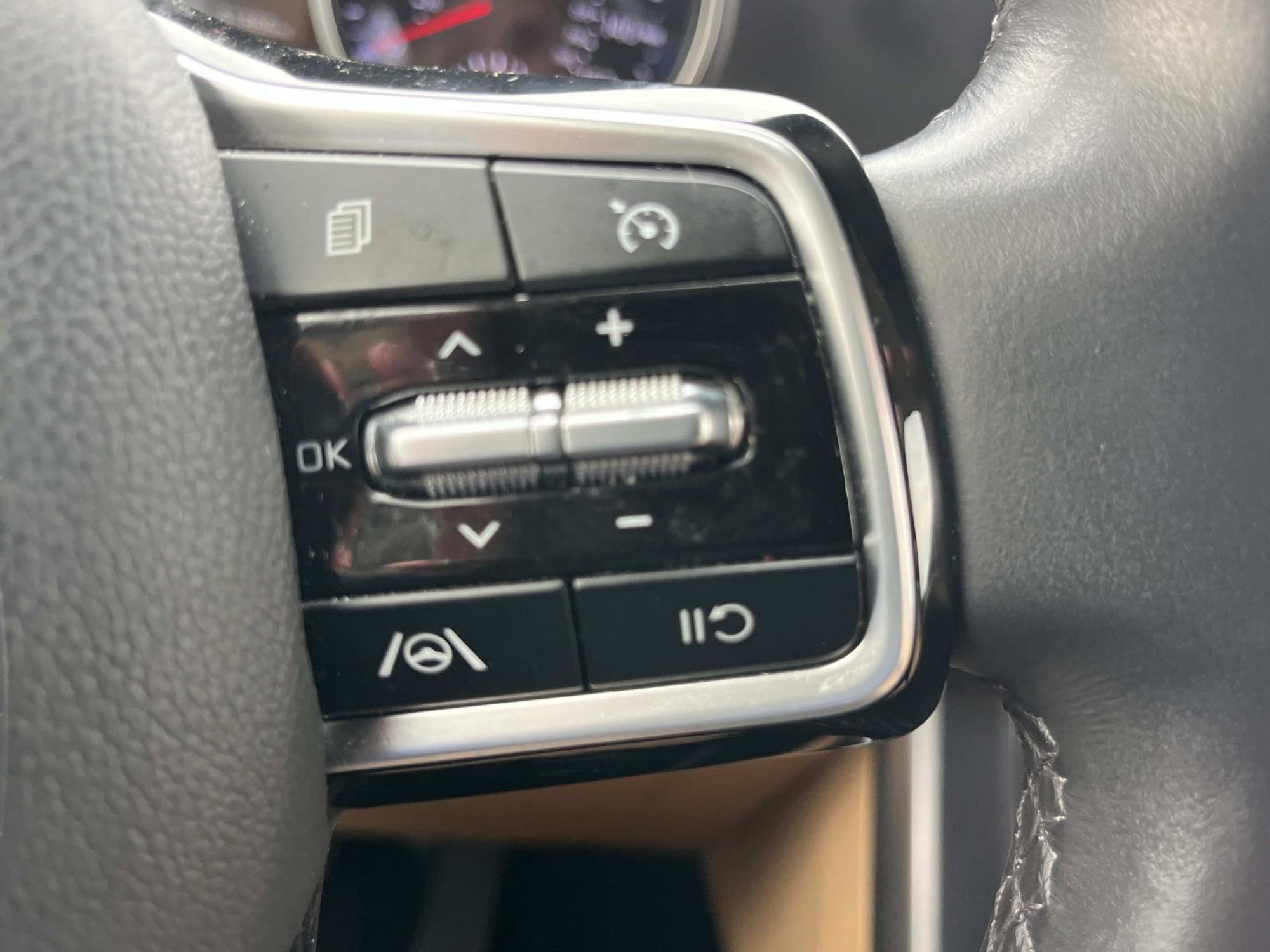 Certified 2024 Kia Carnival LX image 33