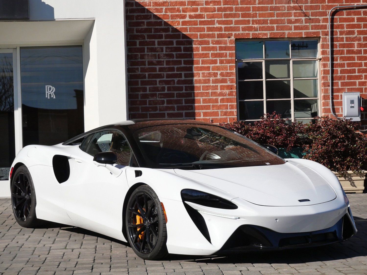 Used 2023 McLaren Artura image 1