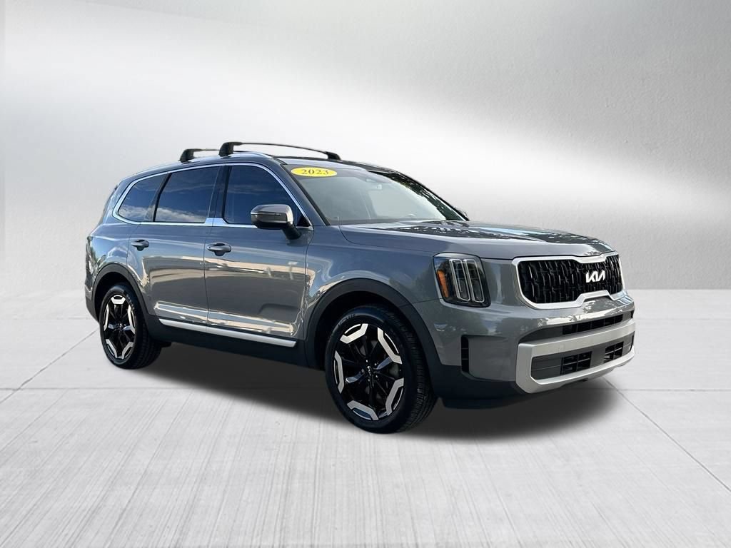Used 2023 Kia Telluride EX w/ EX Captain's Chair Package FWD image 3