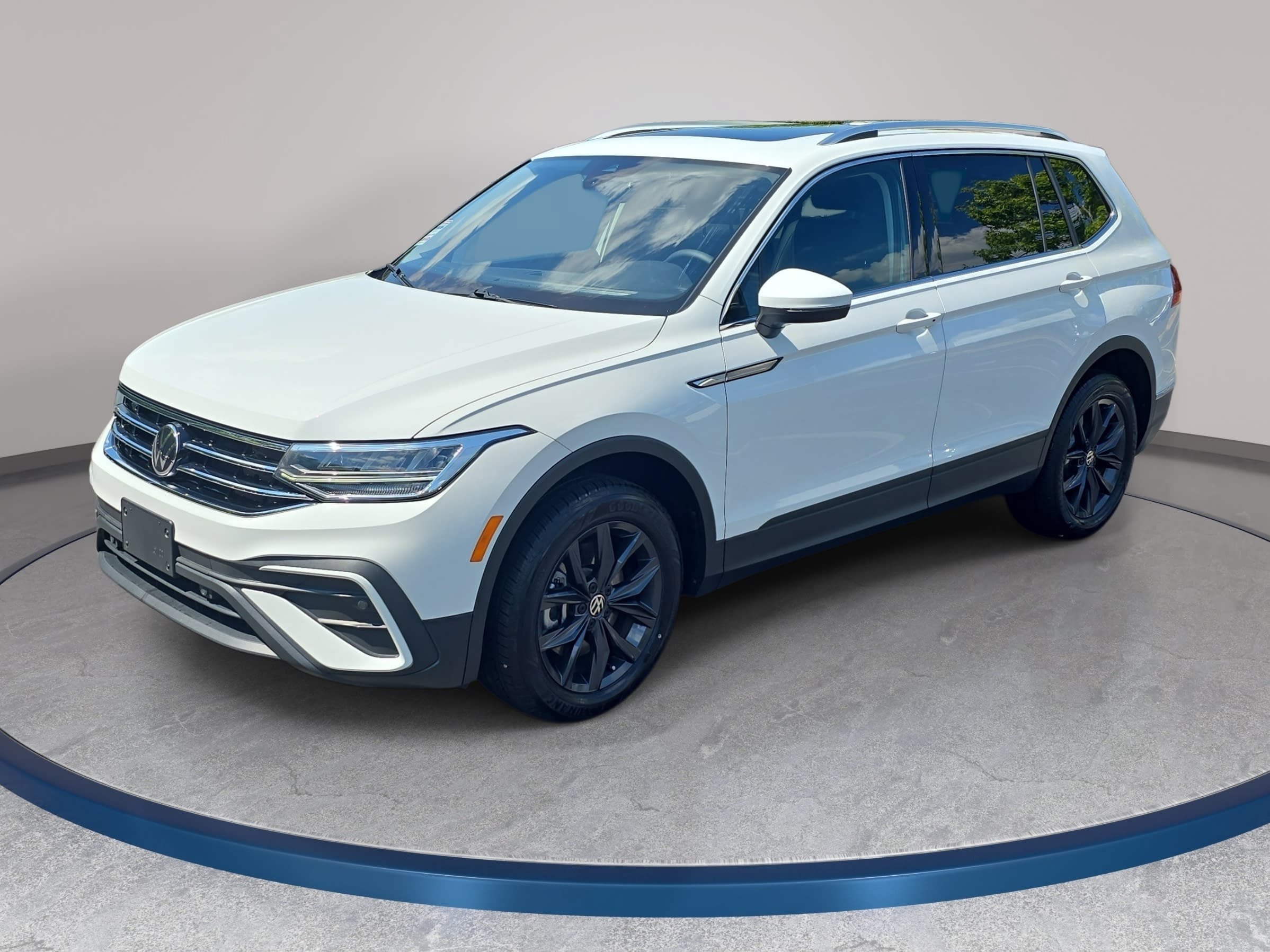 Certified 2024 Volkswagen Tiguan SE AWD/4WD image 1