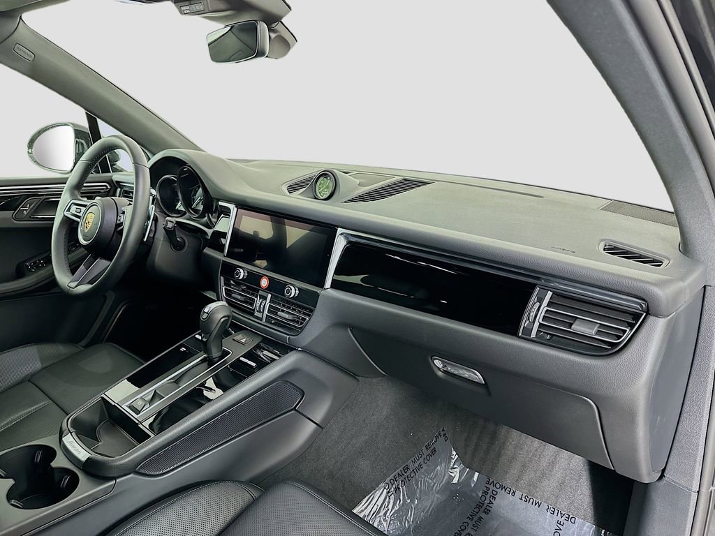 Used 2025 Porsche Macan image 32