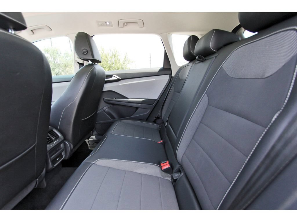 Used 2023 Volkswagen Taos SE w/ Panoramic Sunroof Package FWD image 31