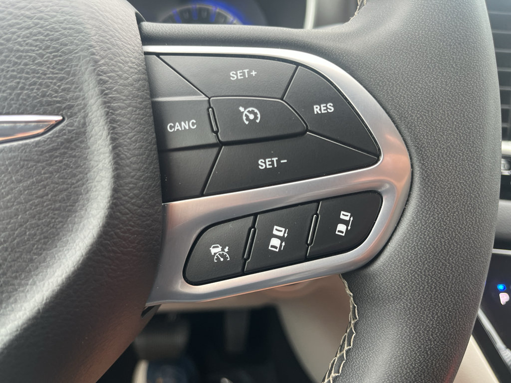 Used 2024 Chrysler Pacifica Touring-L FWD image 18