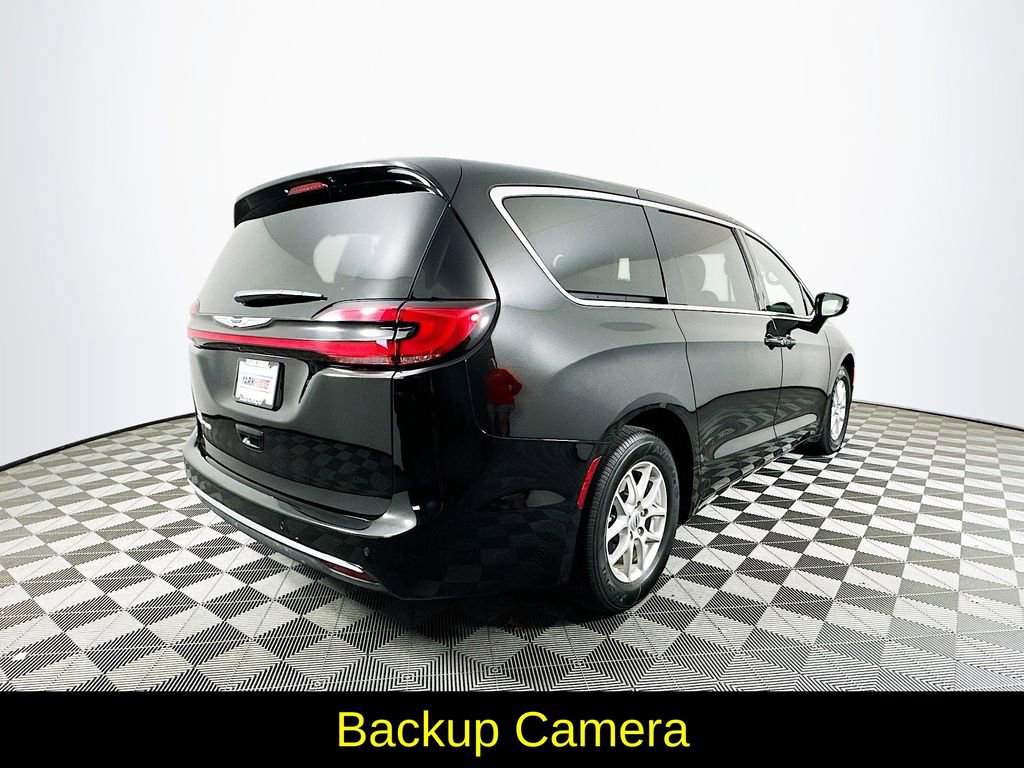 Used 2025 Chrysler Pacifica Select image 10