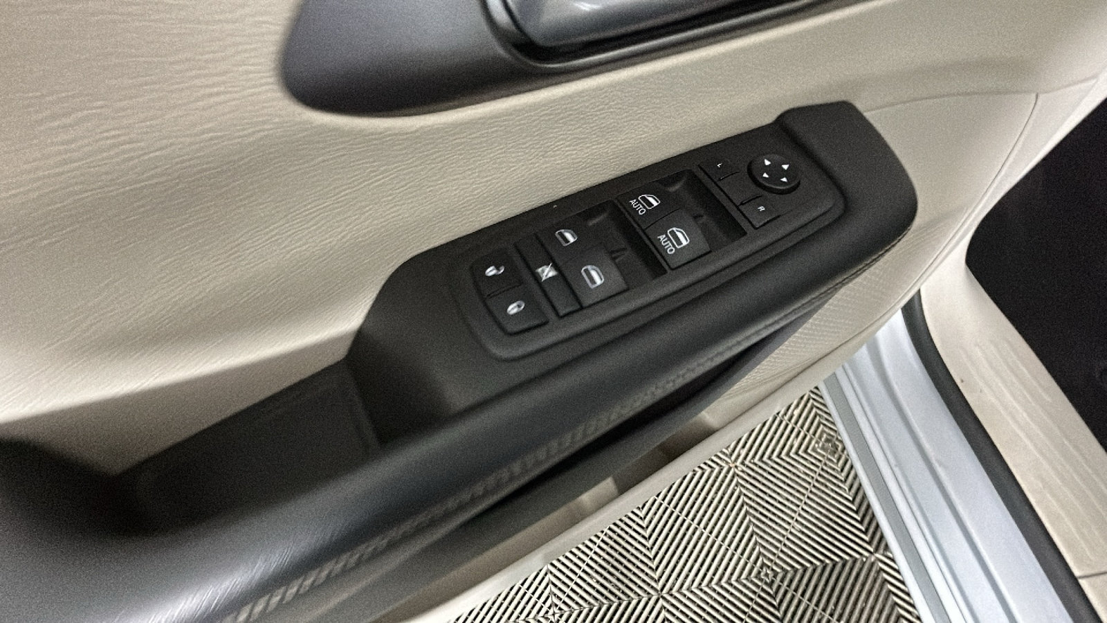 Used 2024 Chrysler Pacifica Touring-L FWD image 12