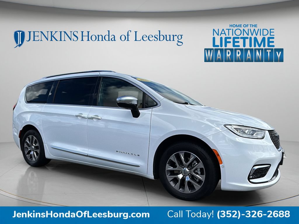 Used 2023 Chrysler Pacifica Pinnacle FWD image 1