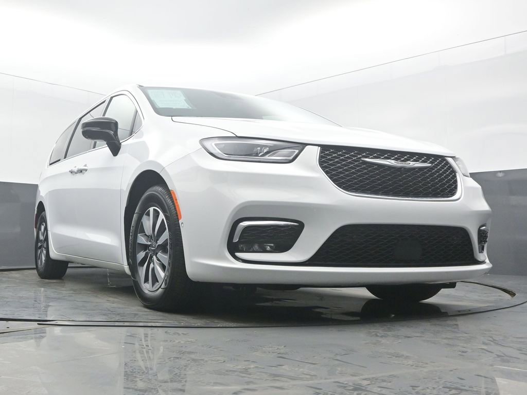 Used 2025 Chrysler Pacifica Select w/ Uconnect Theater Family Group image 53