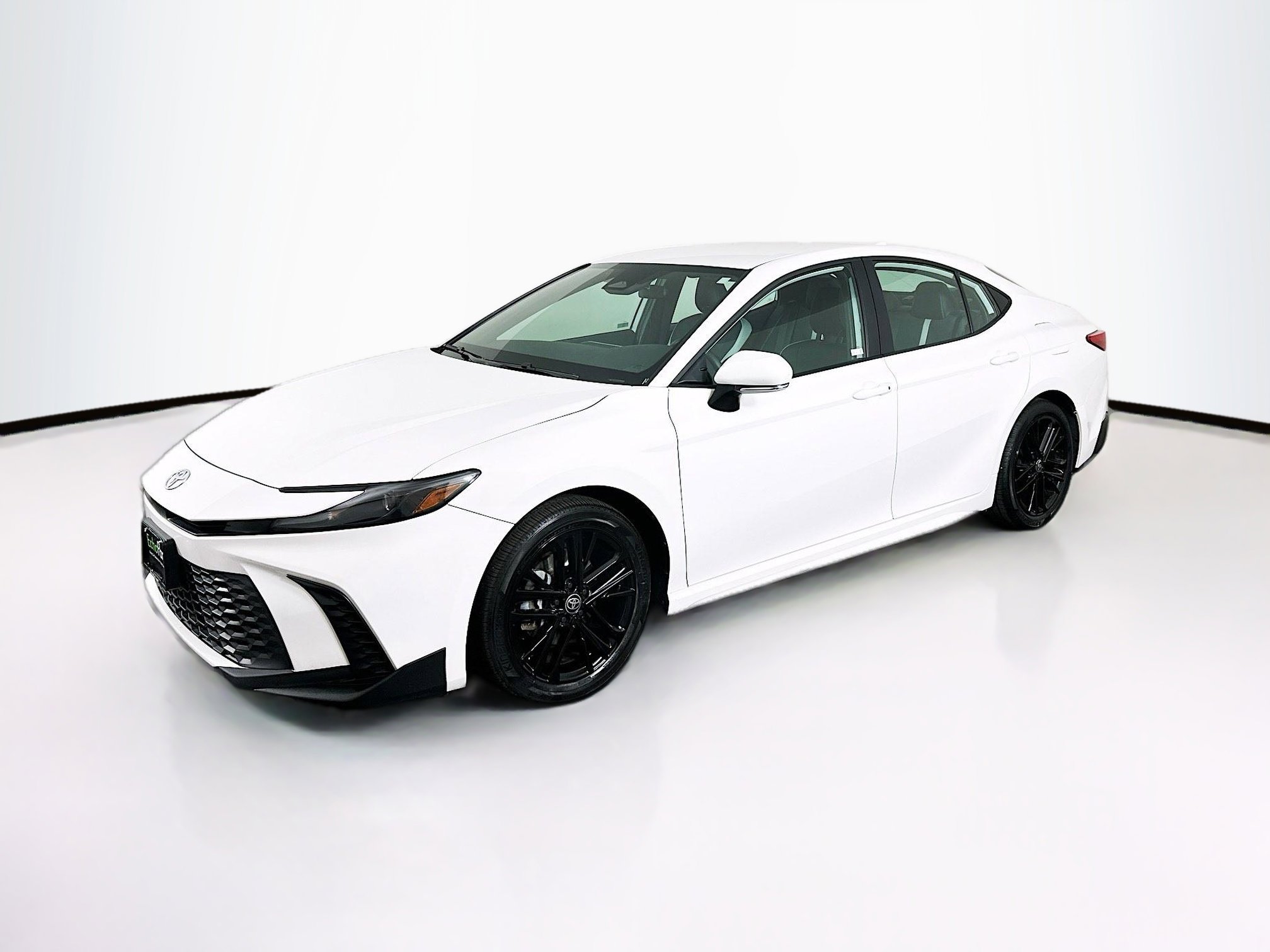 Used 2025 Toyota Camry SE image 3
