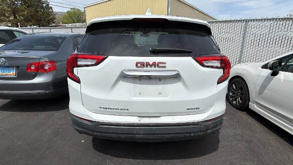 Used 2024 GMC Terrain SLE image 3