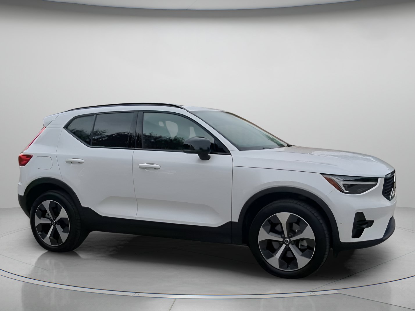 Used 2026 Volvo XC40 B5 Plus AWD/4WD image 35