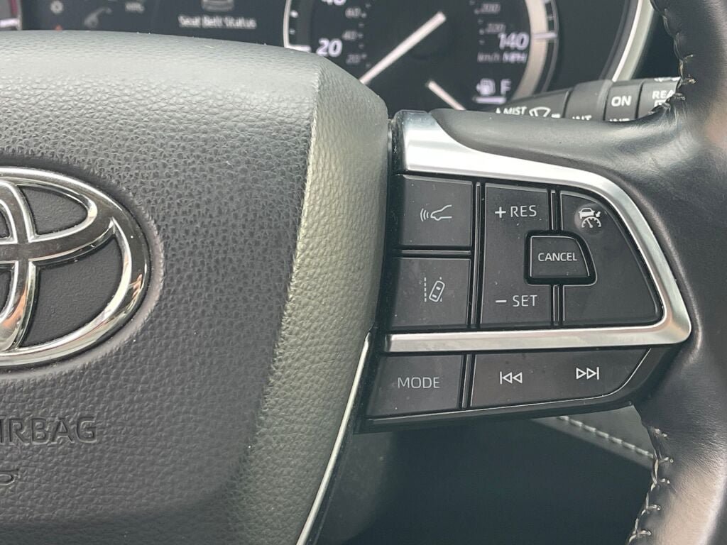 Used 2021 Toyota Highlander XLE AWD/4WD image 21