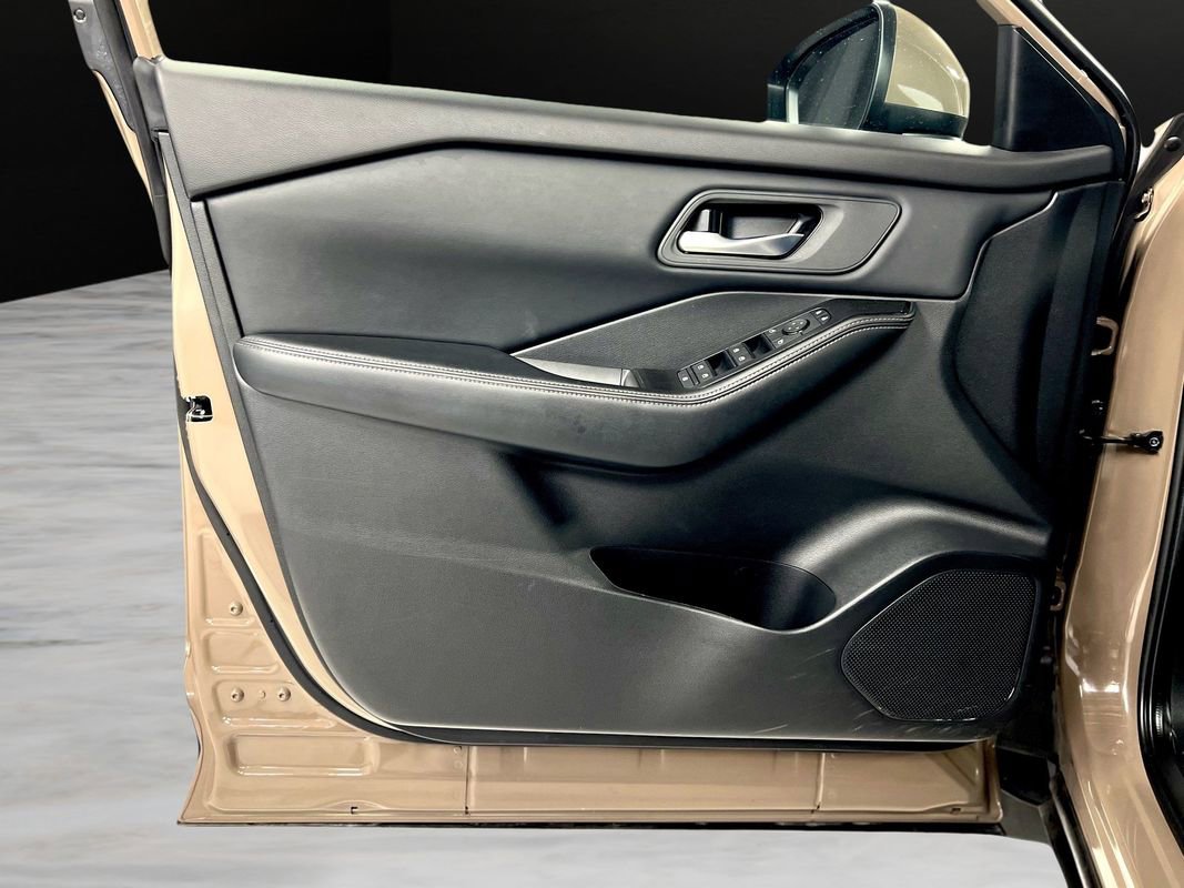 Used 2025 Nissan Rogue SV image 35