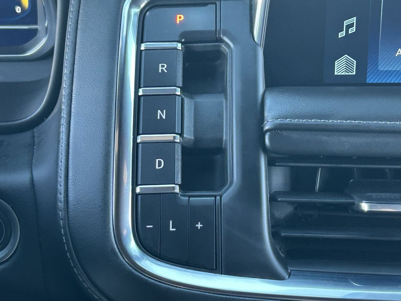 Used 2022 Chevrolet Tahoe LT w/ Luxury Package AWD/4WD image 24