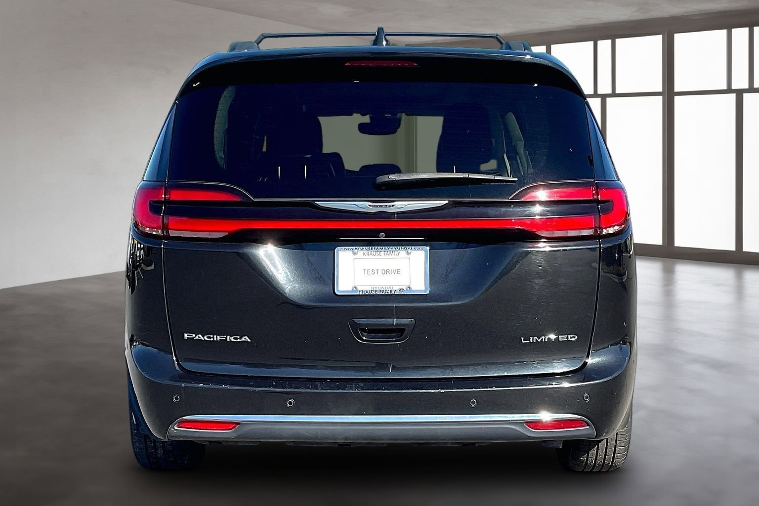 Used 2023 Chrysler Pacifica Limited image 5