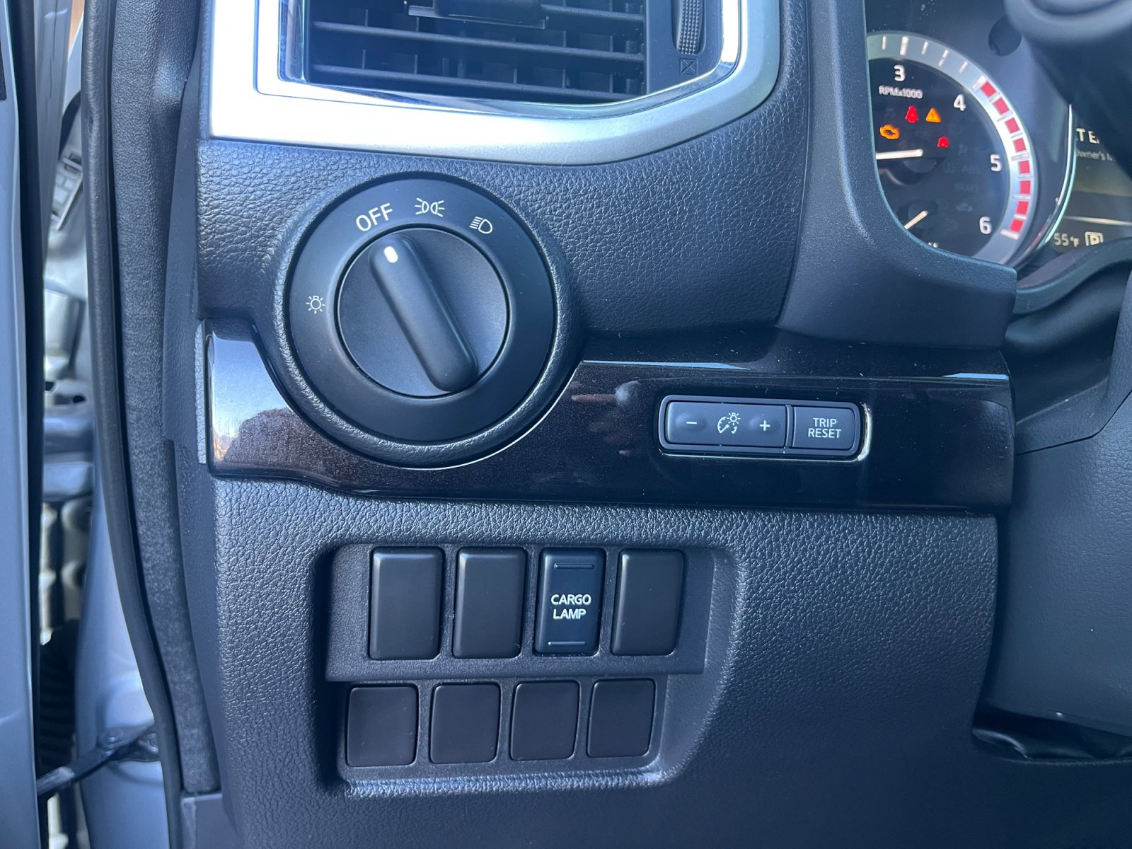 Used 2017 Nissan Titan SV image 33