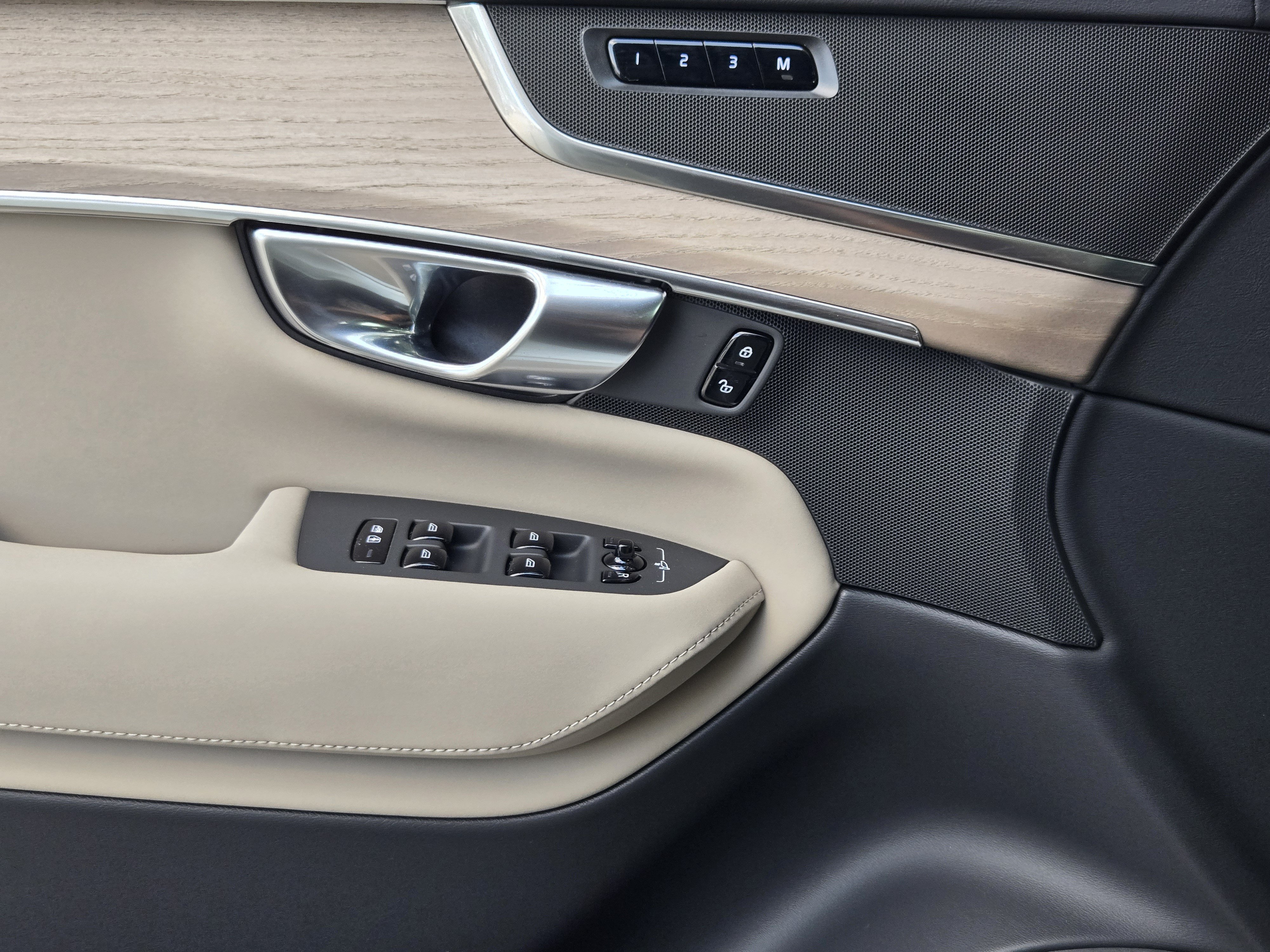 New 2026 Volvo XC90 B5 Plus w/ Protection Package Premier AWD/4WD image 18