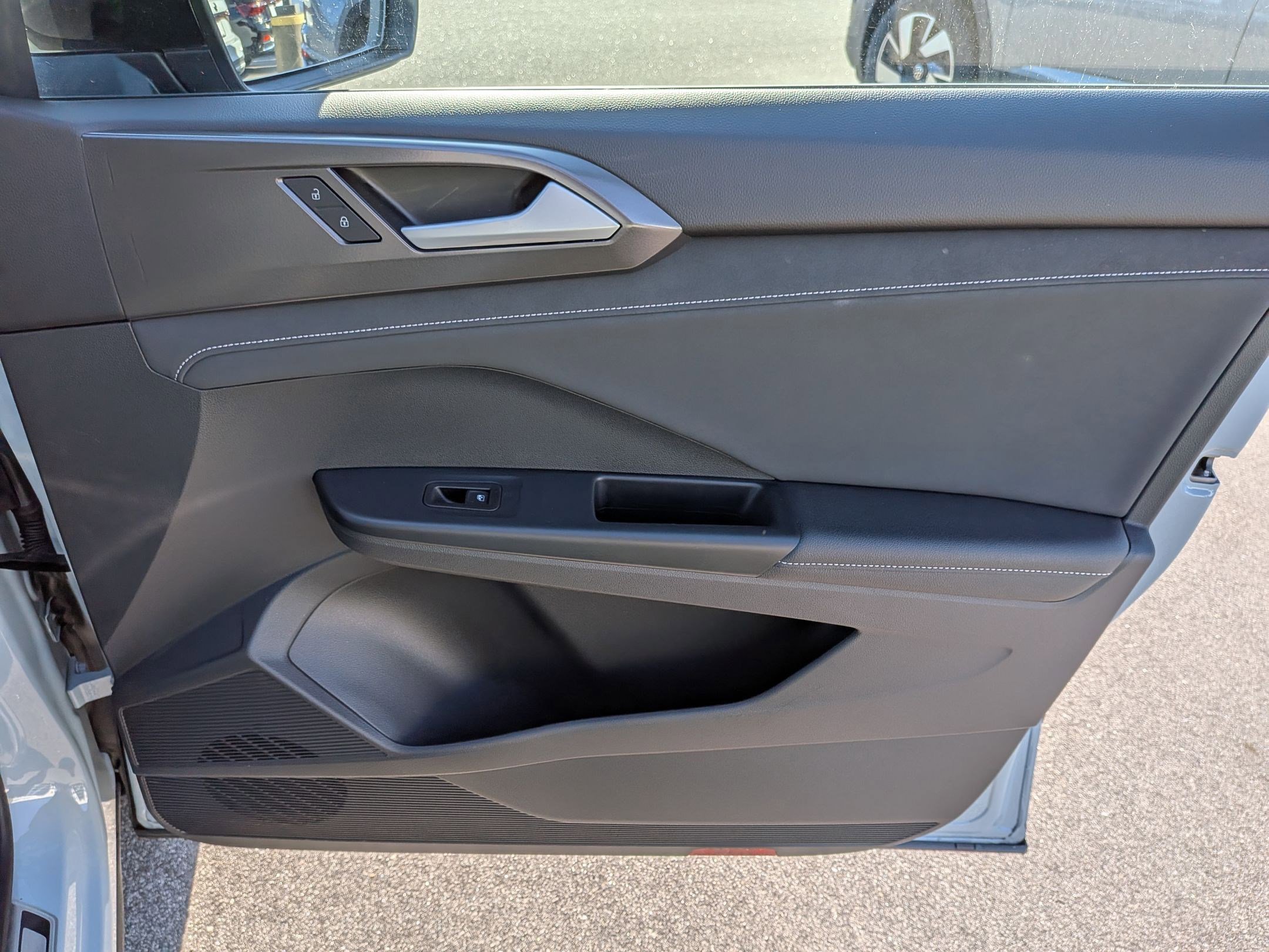 Used 2025 Volkswagen Taos SE image 32