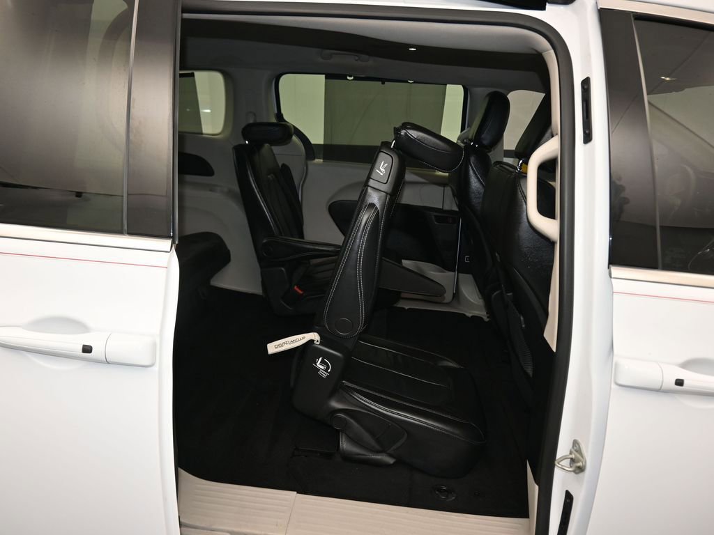 Used 2022 Chrysler Pacifica Touring-L image 56