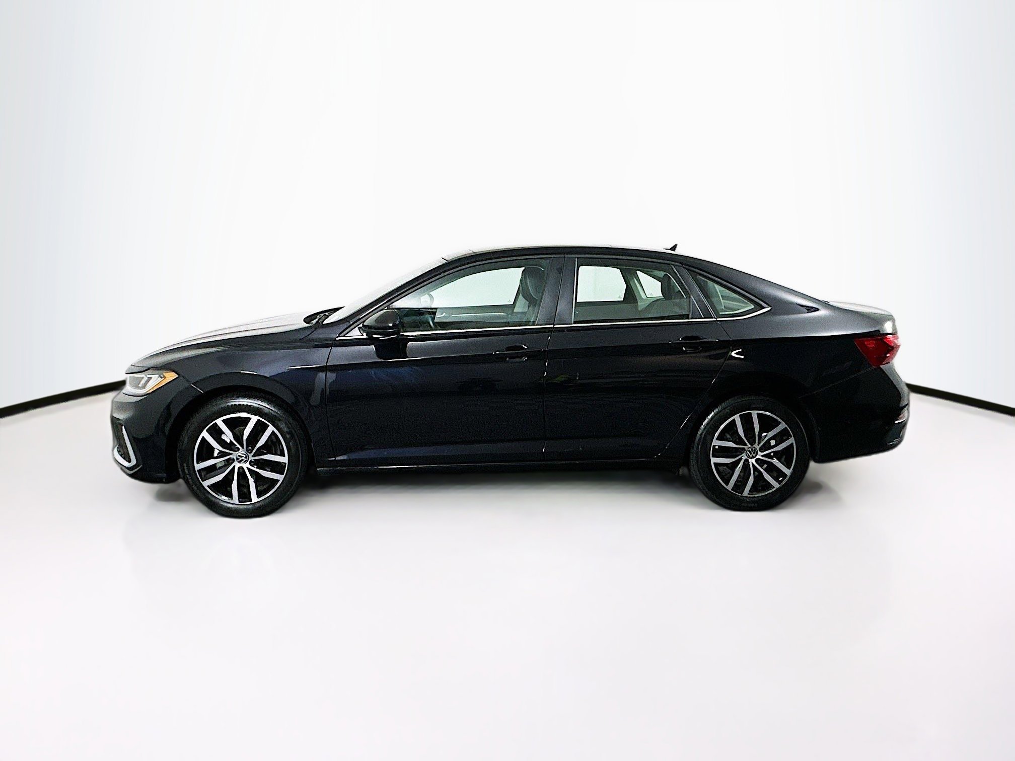 Used 2025 Volkswagen Jetta SE FWD image 4