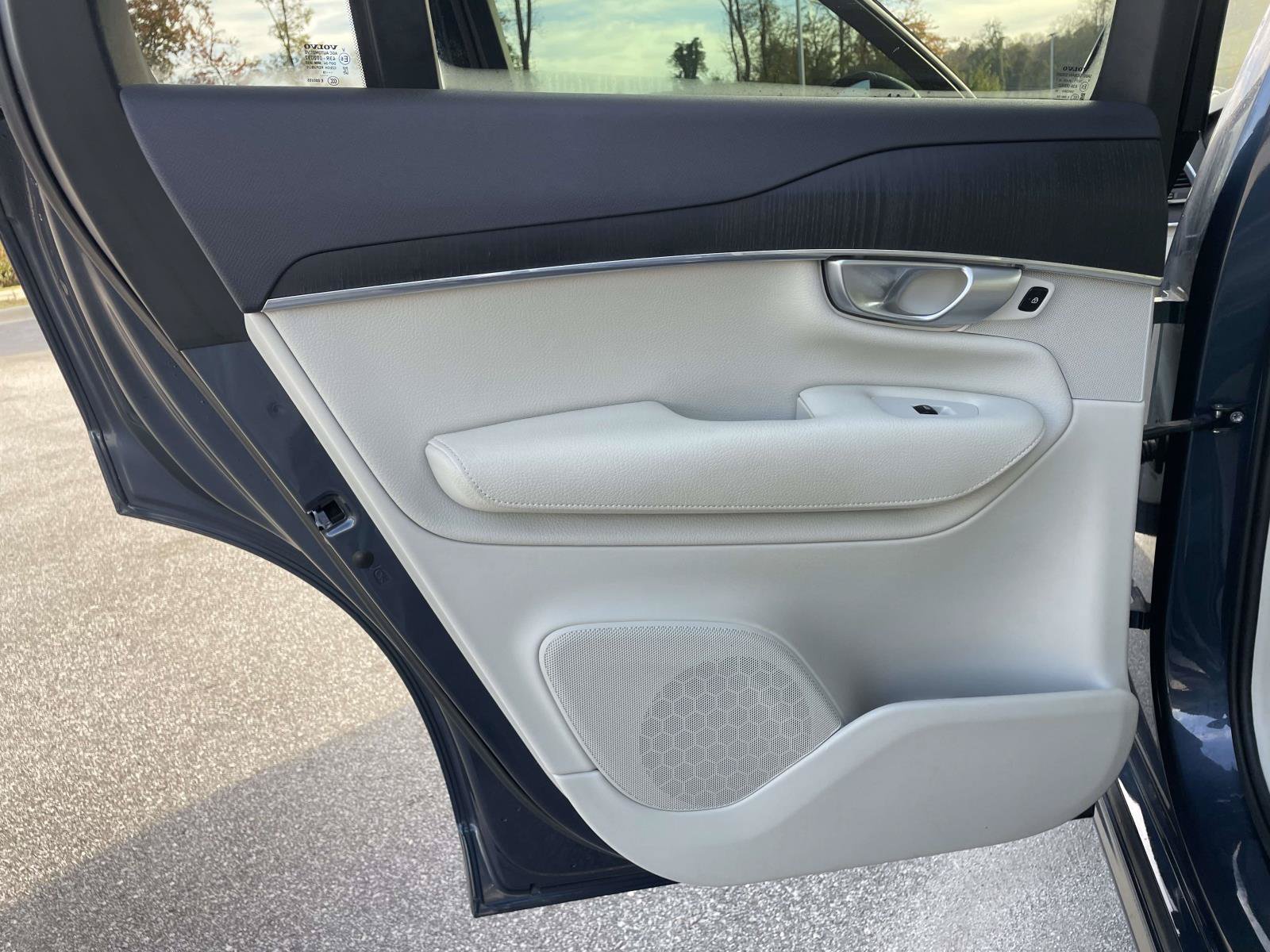 Used 2020 Volvo XC90 T5 Momentum w/ Protection Package Premier FWD image 2