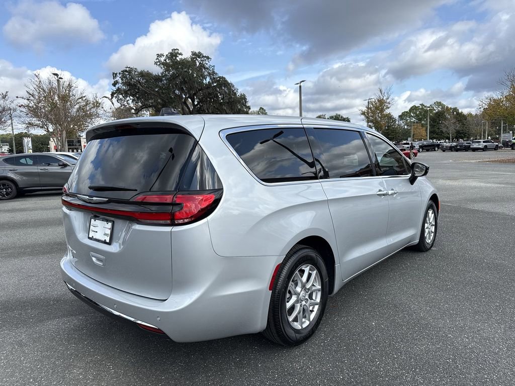 New 2026 Chrysler Pacifica Select FWD image 3
