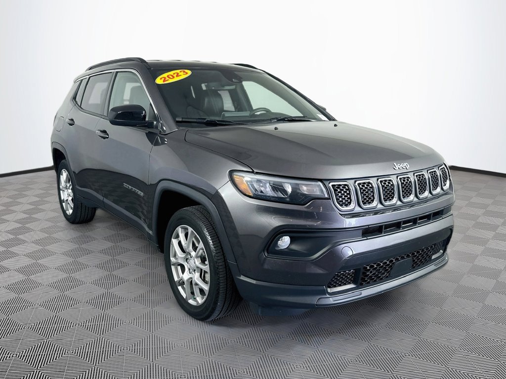 Used 2023 Jeep Compass Latitude AWD/4WD image 2