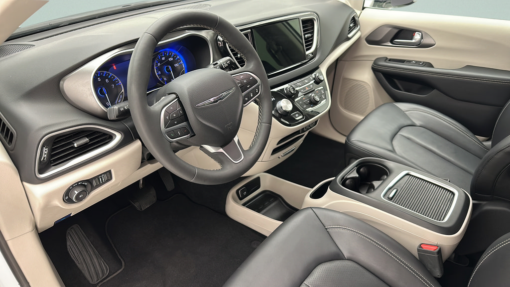Used 2024 Chrysler Pacifica Touring-L FWD image 12