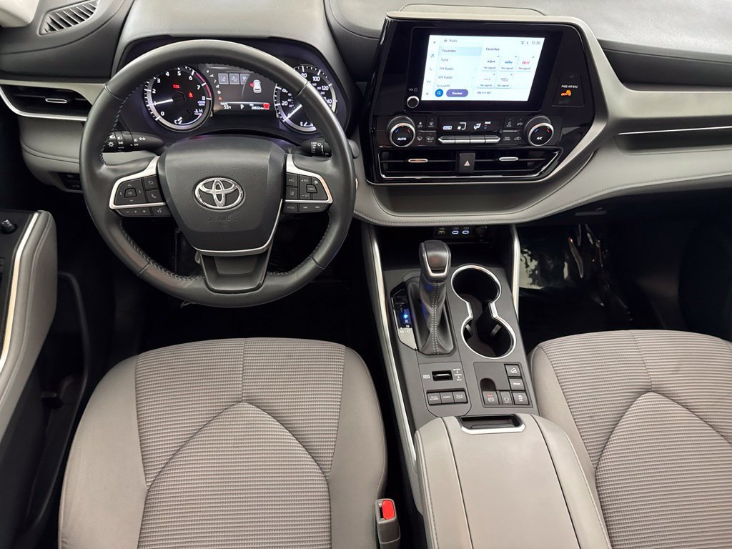 Used 2024 Toyota Highlander LE AWD/4WD image 43