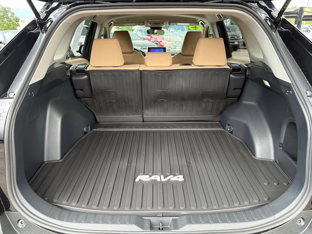 Used 2025 Toyota RAV4 LE image 32