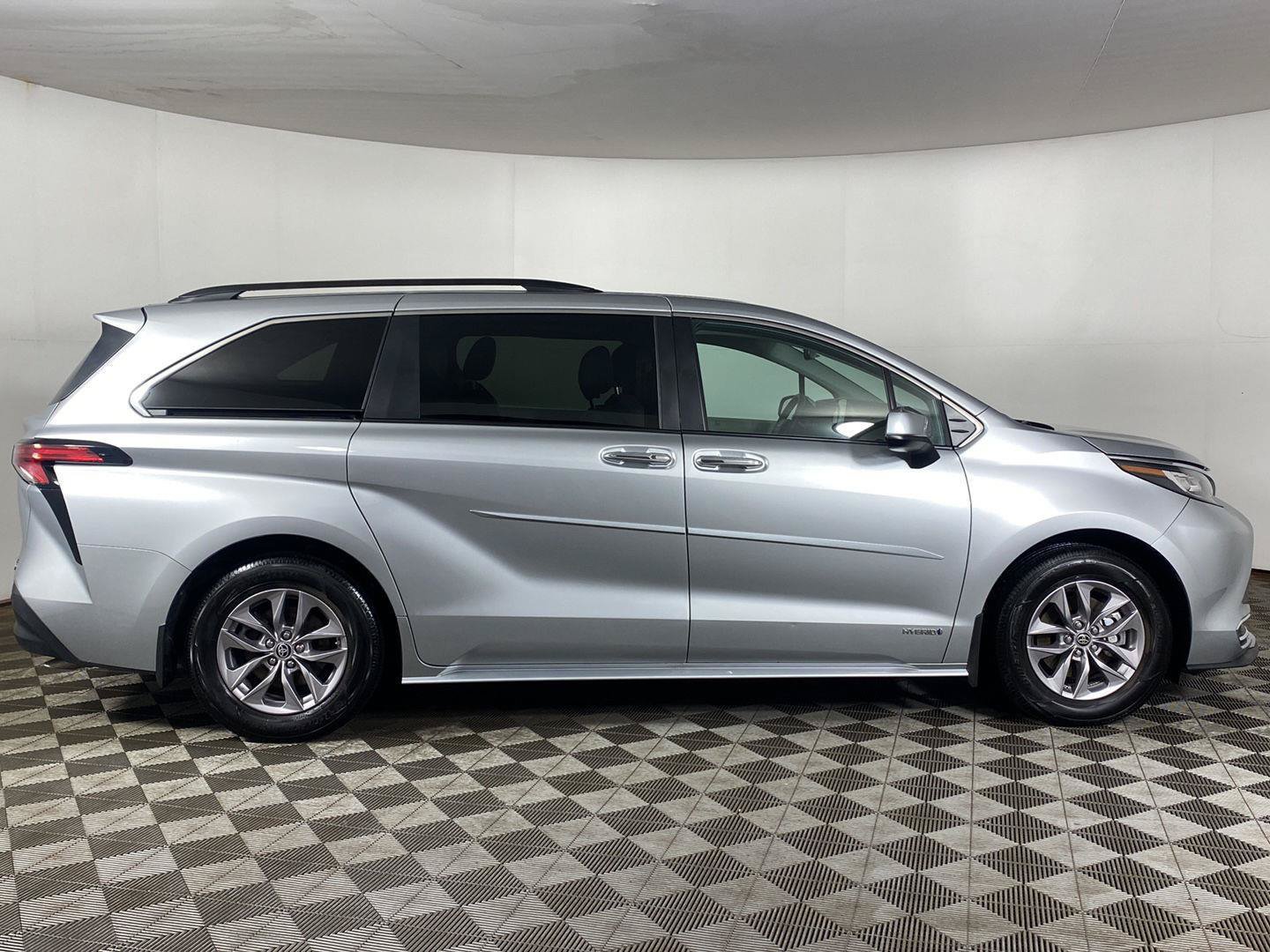Used 2021 Toyota Sienna XLE AWD/4WD image 7