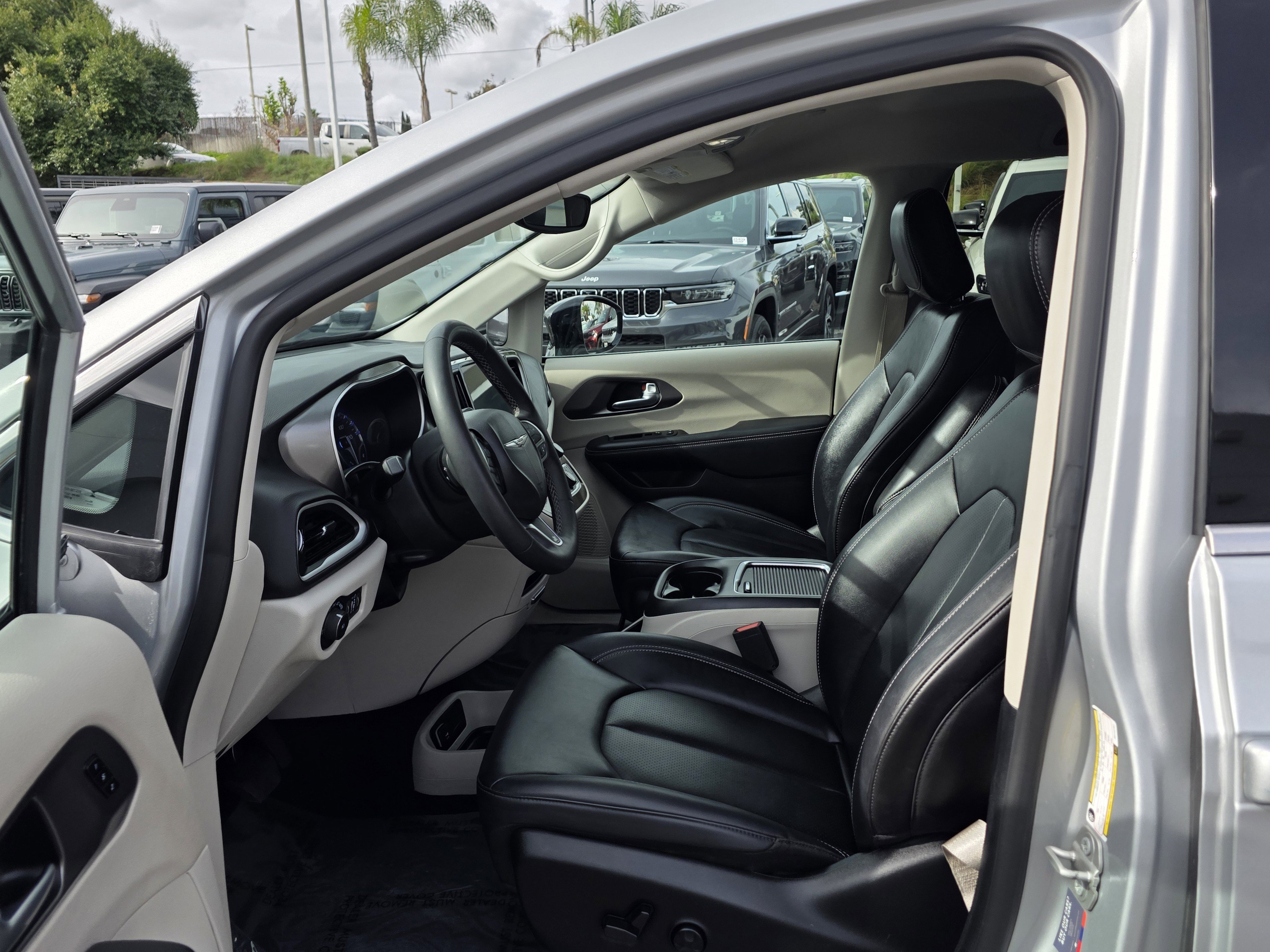 Certified 2024 Chrysler Pacifica Touring-L image 12