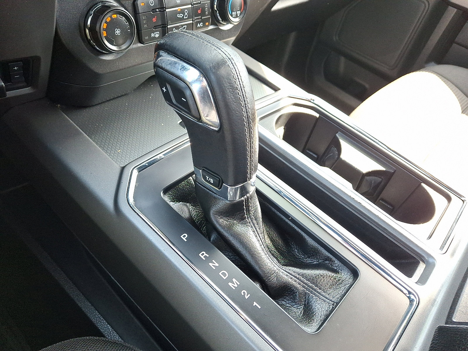 Used 2015 Ford F150 XLT w/ Equipment Group 302A Luxury AWD/4WD image 15