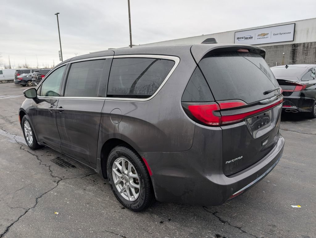 Used 2023 Chrysler Pacifica Touring-L image 5