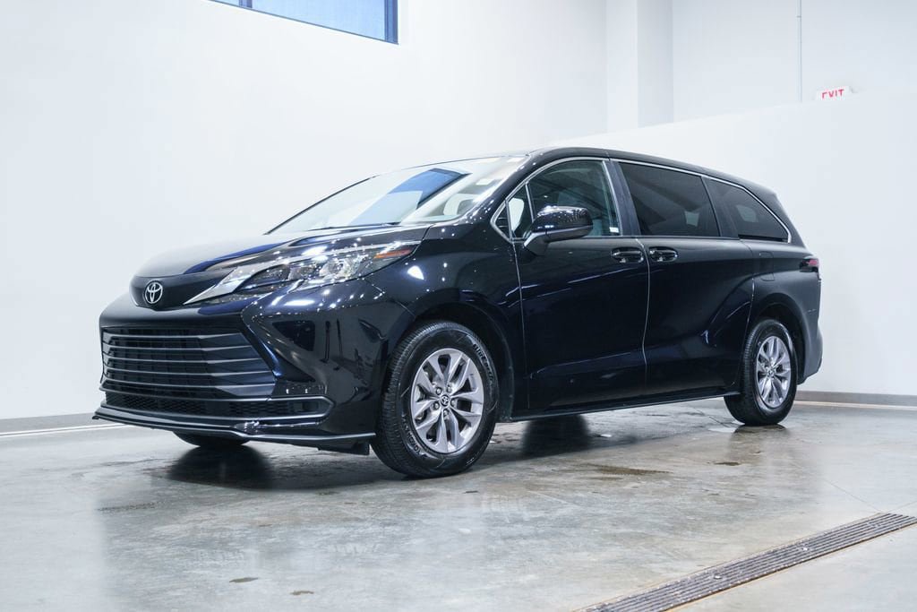 Certified 2026 Toyota Sienna LE FWD image 3