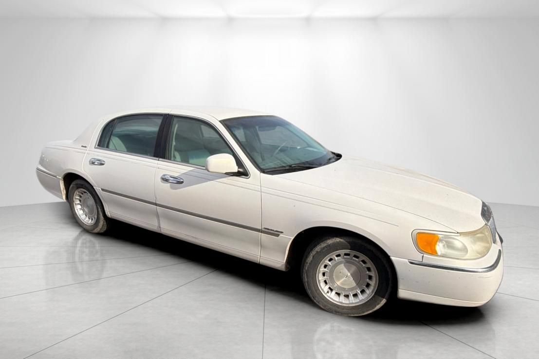 Used 2000 Lincoln Town Car Executive RWD image 2