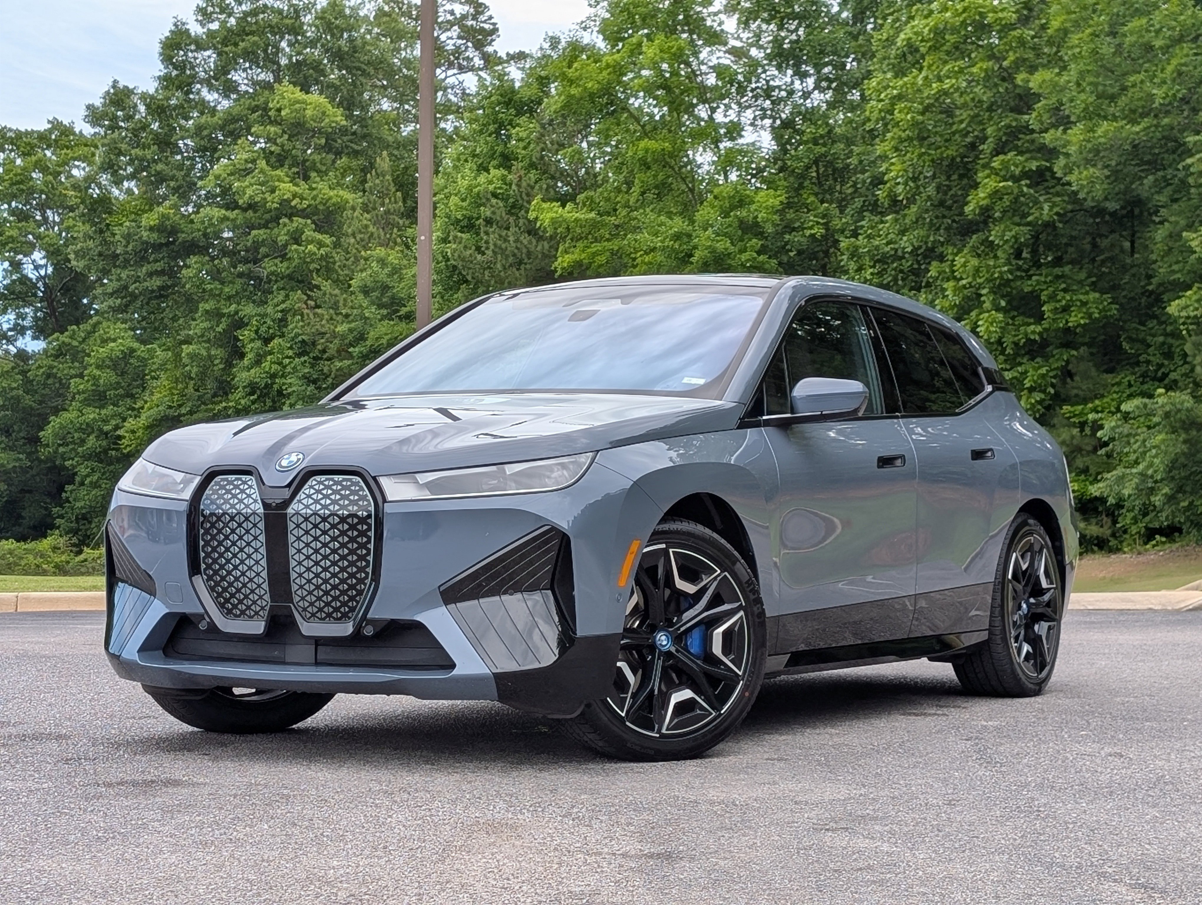 Used 2023 BMW iX xDrive50 w/ Premium Package AWD/4WD image 4