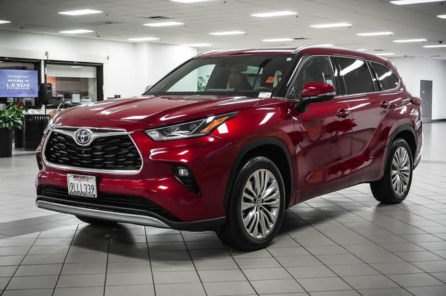 Used 2024 Toyota Highlander Platinum FWD image 3