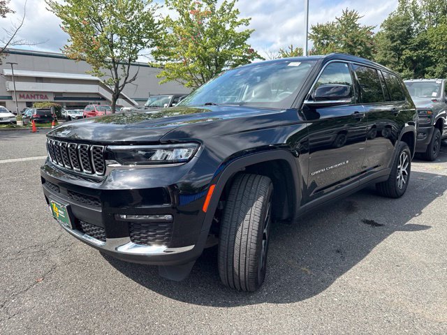 Used 2023 Jeep Grand Cherokee L Limited AWD/4WD image 3