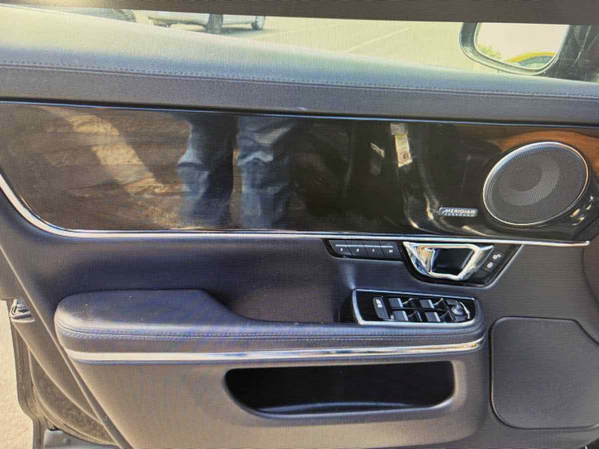 Used 2016 Jaguar XJ R-Sport RWD image 10