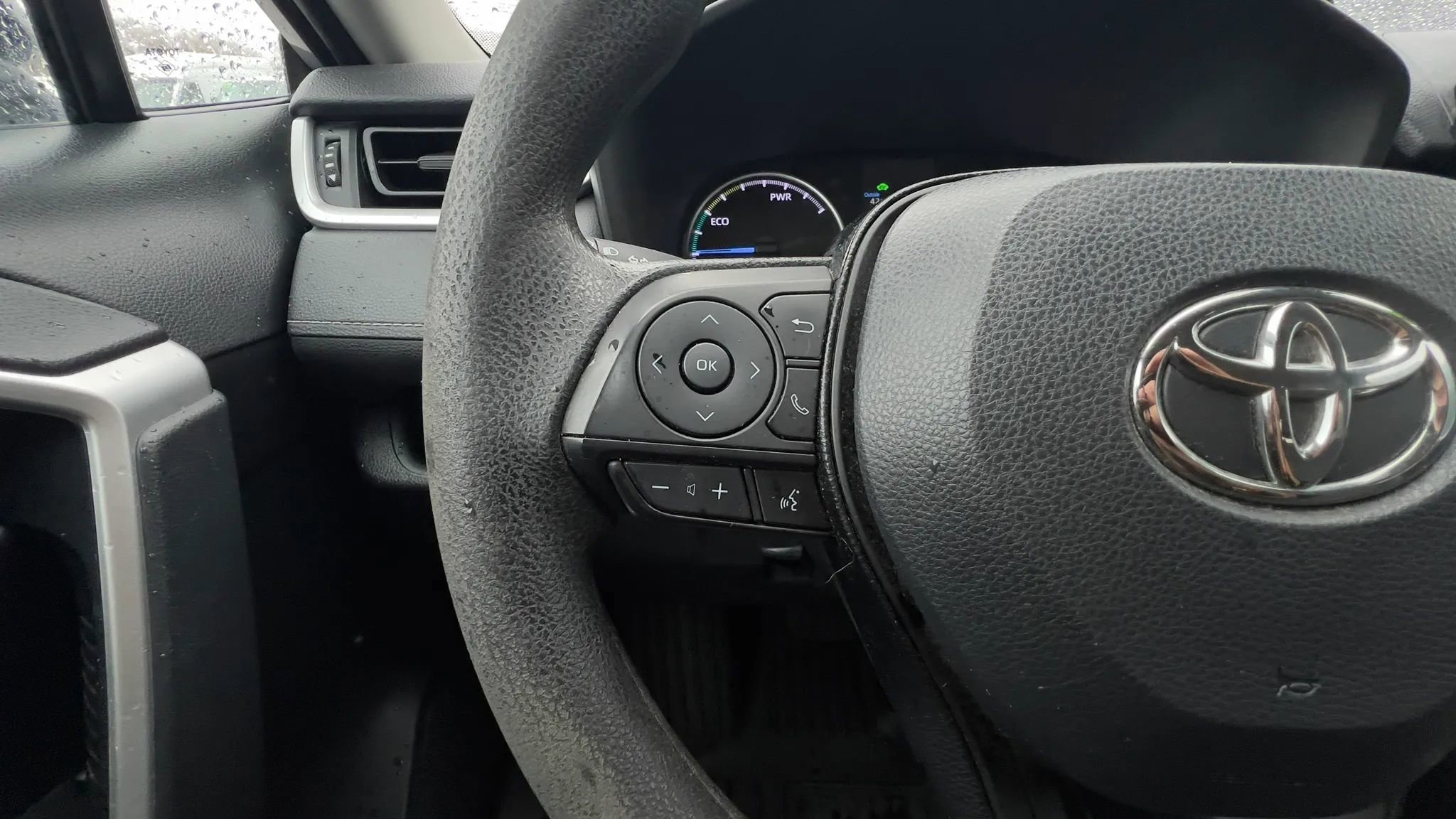 Used 2019 Toyota RAV4 LE w/ Carpet Mat Package image 26