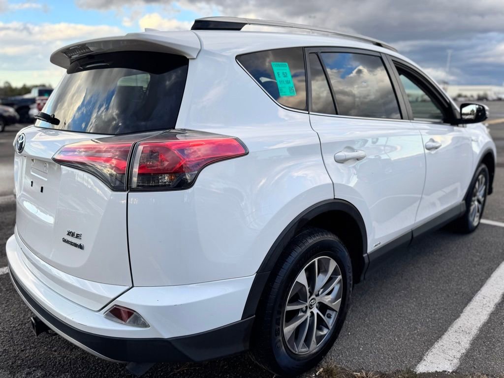 Used 2018 Toyota RAV4 XLE AWD/4WD image 3