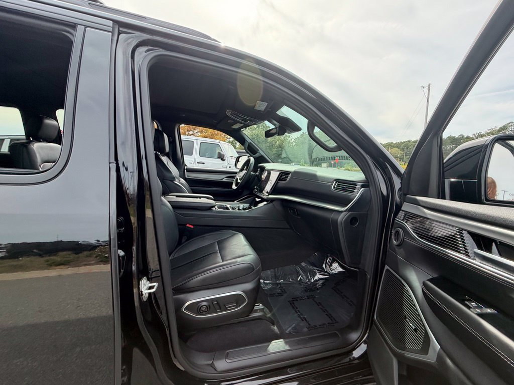 Used 2024 Jeep Wagoneer Series II AWD/4WD image 47
