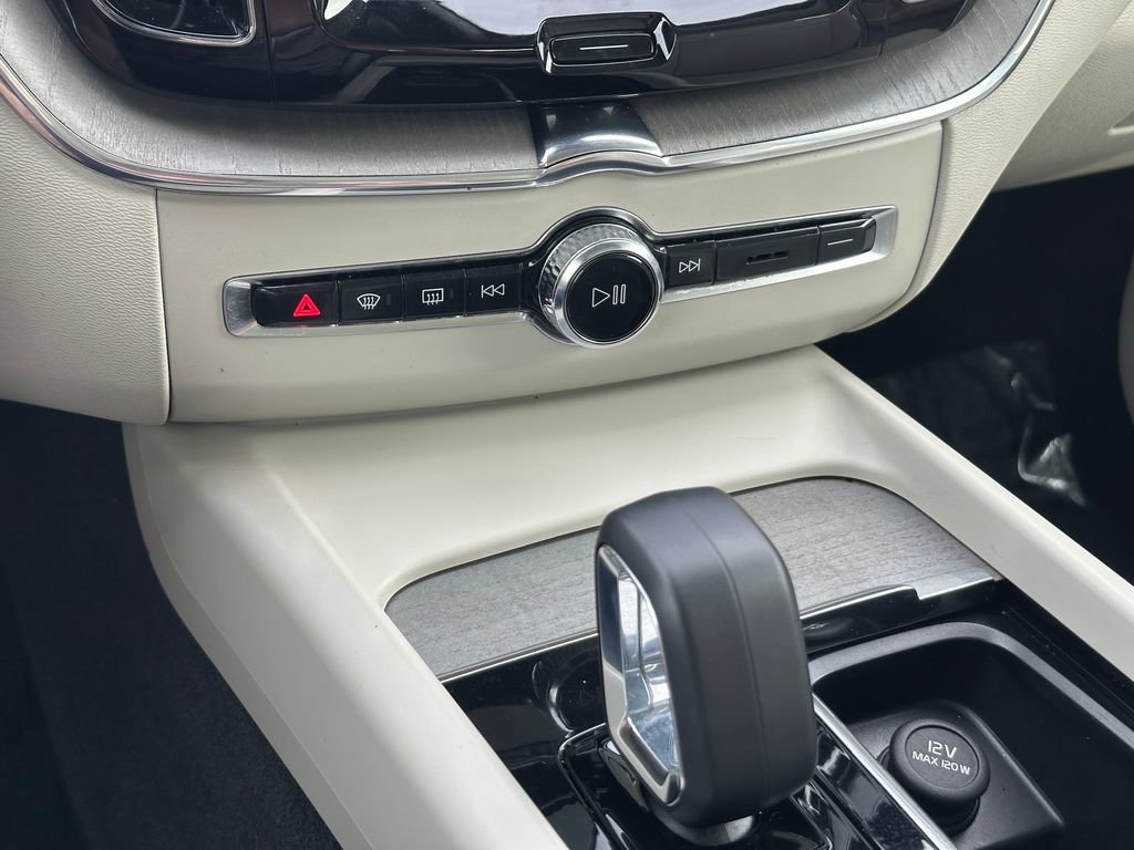 Used 2023 Volvo XC60 T8 Plus image 17