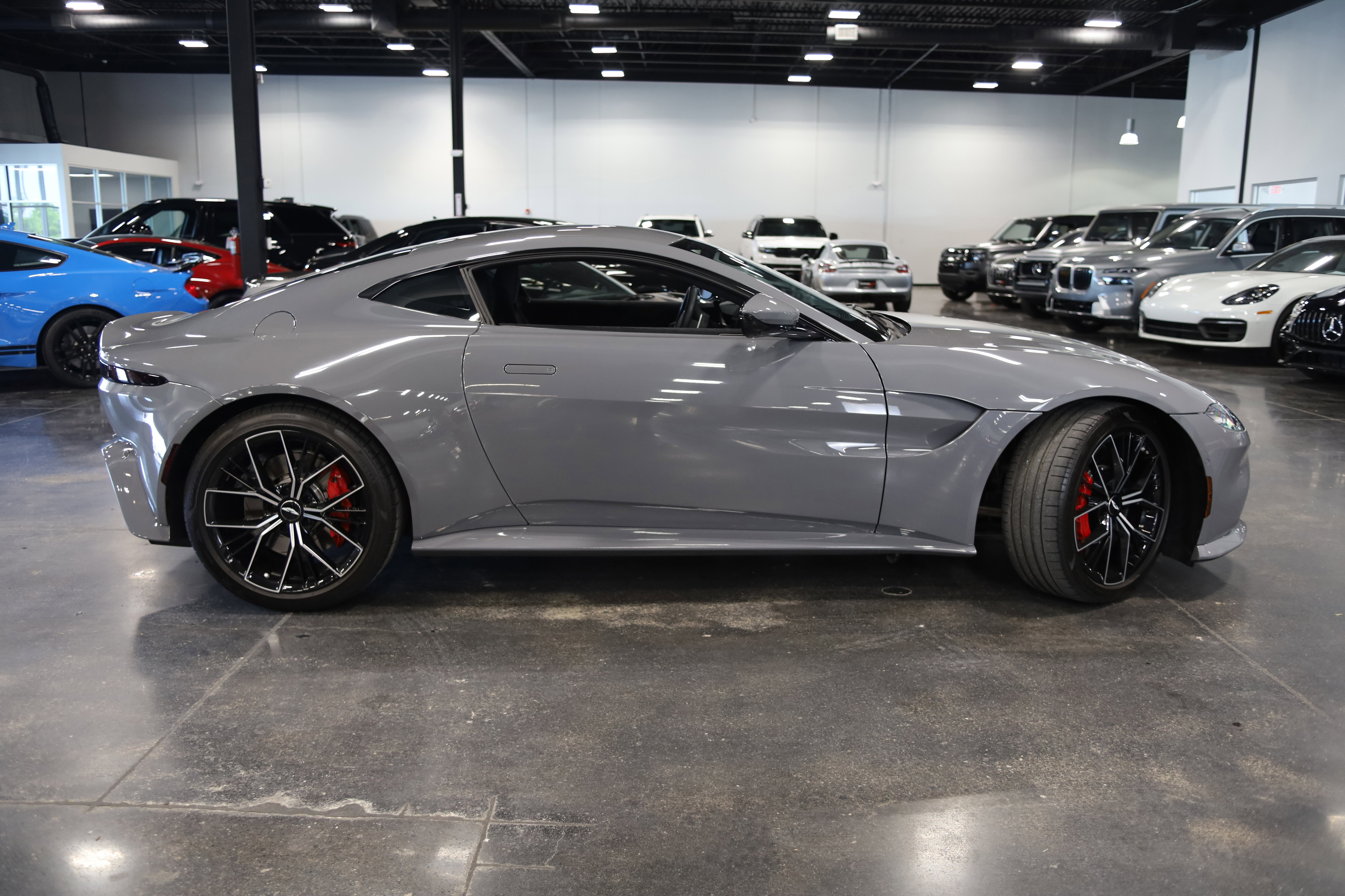 Used 2021 Aston Martin V8 Vantage Coupe RWD image 8